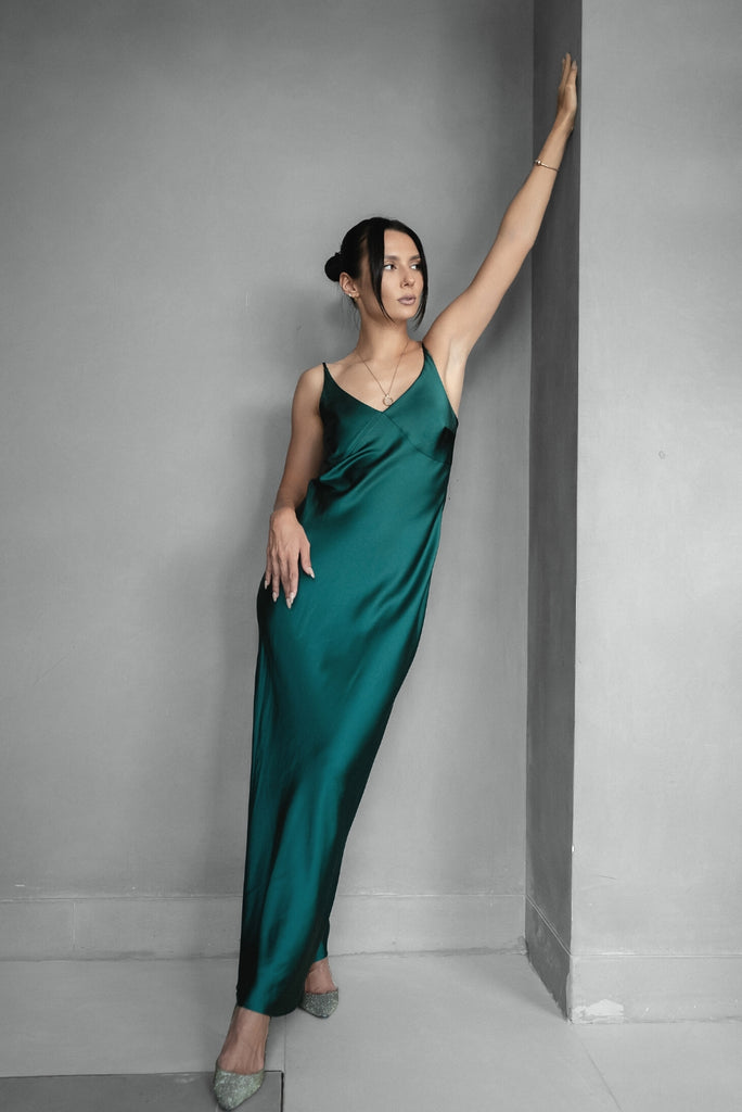 V-Neck Slip Dress Emerald Green | MYKAFTAN V-Neck Slip Dress Emerald Green | MYKAFTAN